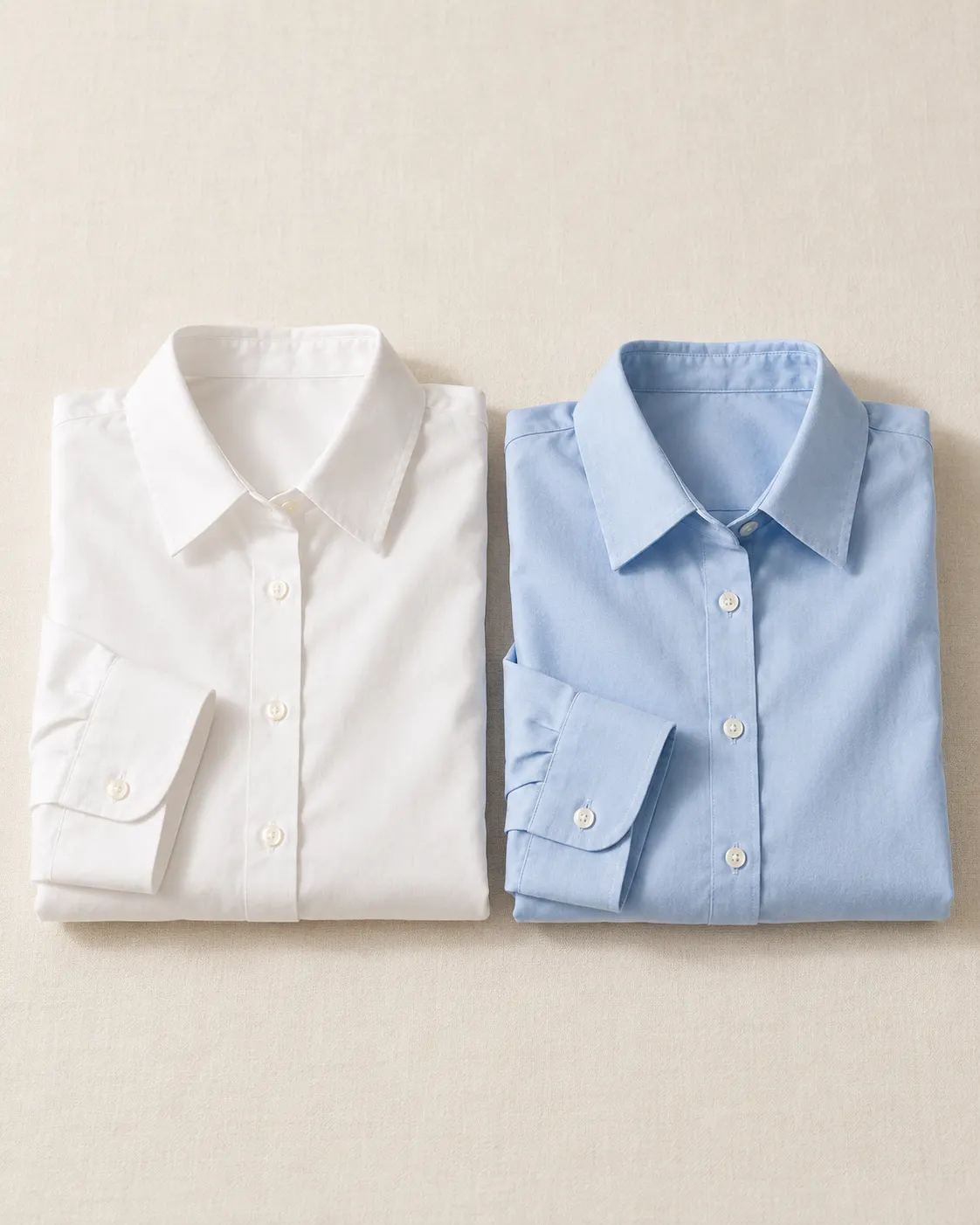 Camisa blanca y blusa celeste dobladas una junto a otra