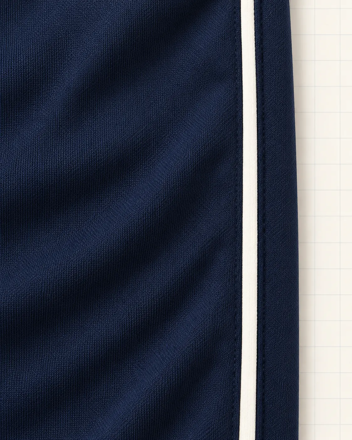 Pantalón deportivo azul marino, detalle de vivos laterales