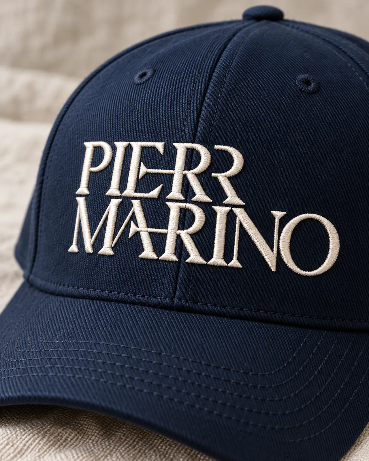 Logo de Pierr Marino bordado en relieve 3D con hilo crema en el frente de una gorra azul marino