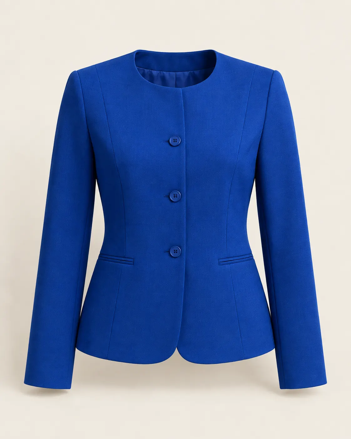 Blazer de dama azul rey sin solapa, escote redondo y tres botones, vista frontal