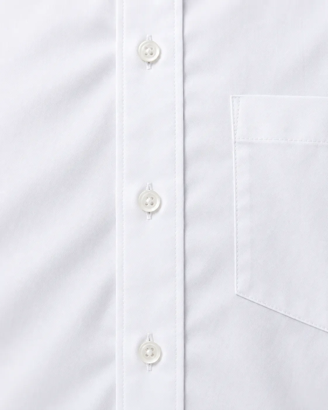Camisa formal manga larga blanco, detalle de botonadura