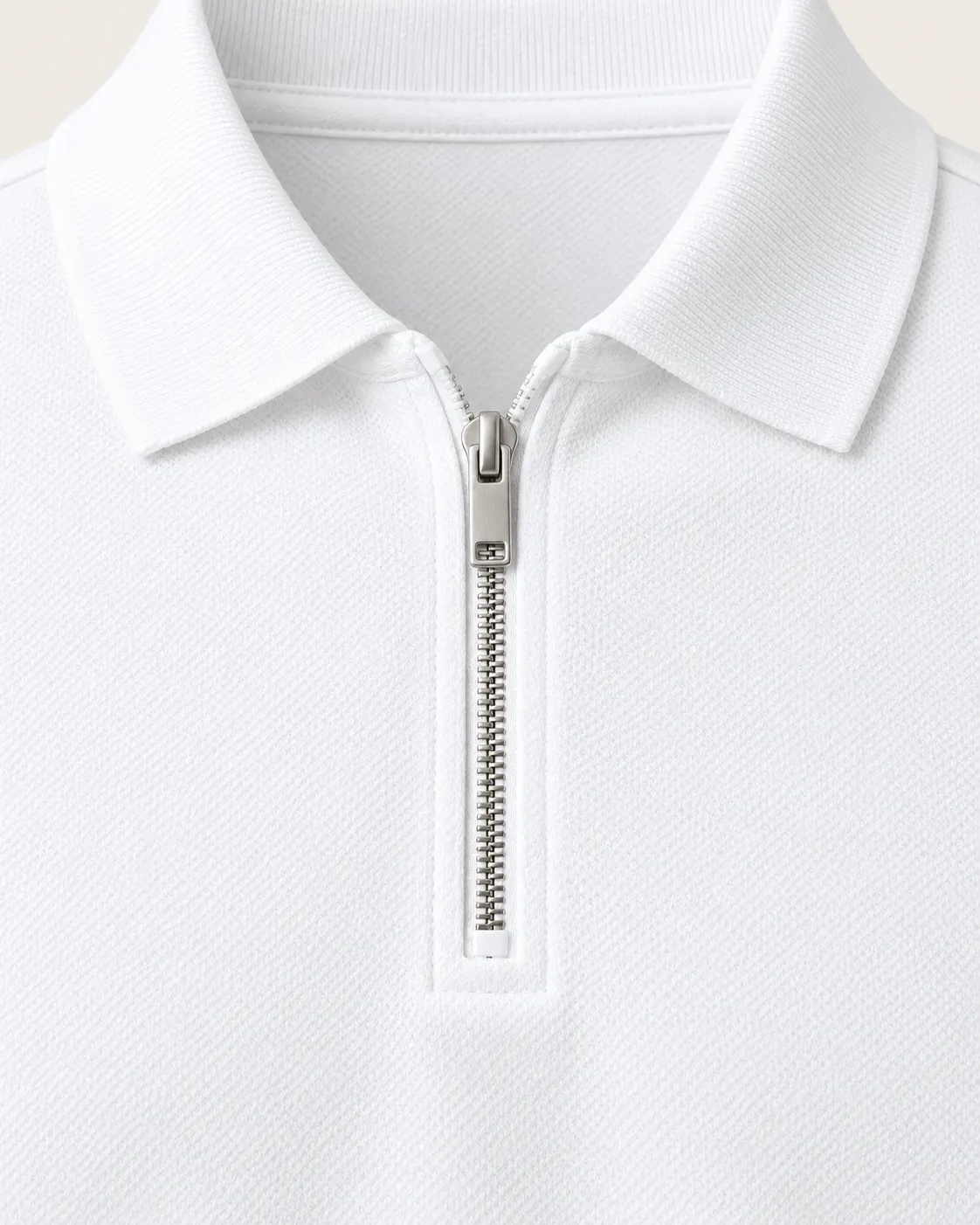 Polo con zipper blanco, detalle de zipper
