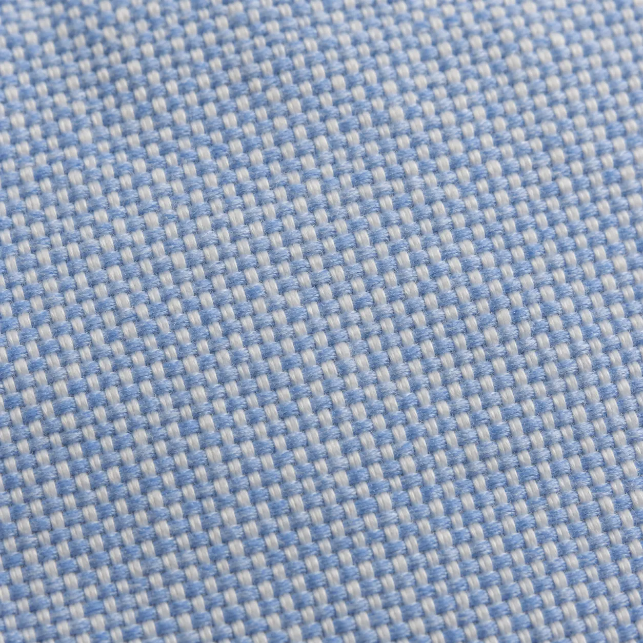 Macro de tela oxford celeste con trama de canasta de hilos blancos y celestes