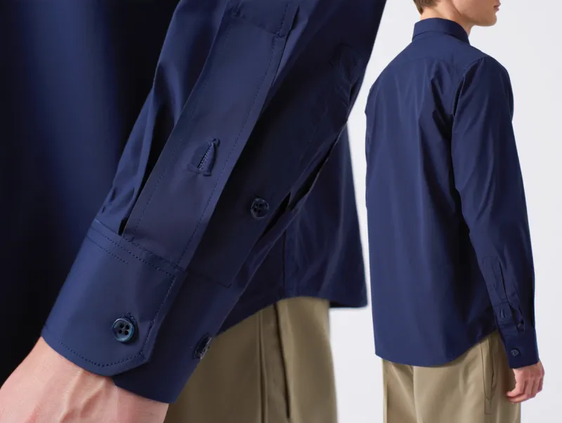 Detalle de costura y acabados de un uniforme